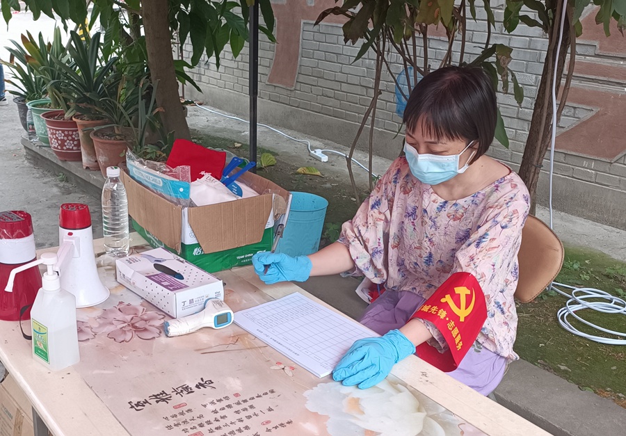 地服機坪部清潔項目黨員 余俊英 參加社區志愿服務(wù).jpg